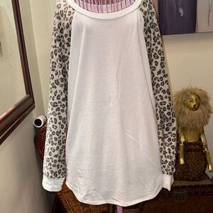 Mia & Tess white shirt w/leopard print sleeves